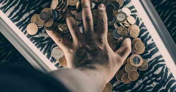 CHATGPT马斯克坐在拖拉机上耕地